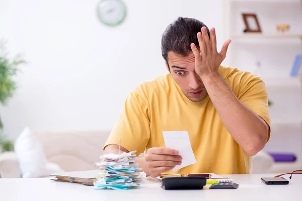 Junger Mann im Haushaltssicherungskonzept — Stockfoto