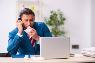 İş yerinde Coronavirus 'tan muzdarip hasta erkek çalışan