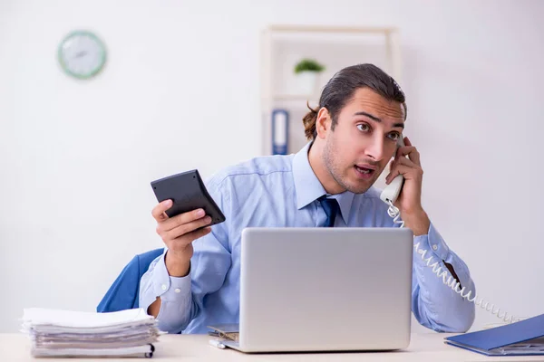 Joven empleado masculino en la oficina — Foto de Stock