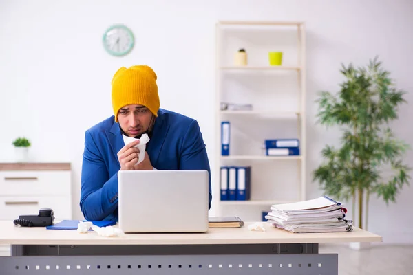 Malato dipendente maschile che soffre sul posto di lavoro da coronavirus — Foto Stock