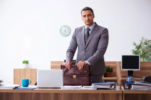 Joven empleado masculino infeliz con el trabajo excesivo — Foto de Stock