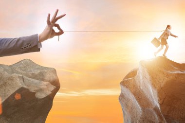 Patron çalışanını elinde tutma konseptinde tutuyor.