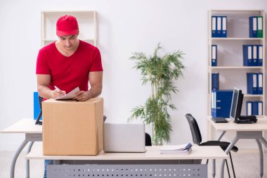 Genç erkek kurye ofise posta kutusu getiriyor.