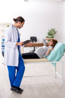 Genç bir kadın, genç bir erkek jinekolog.