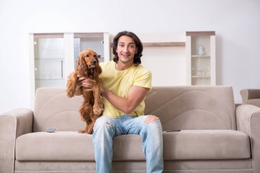 Cocker Spaniel köpeği olan genç bir adam.