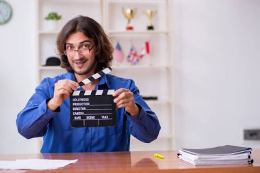 Film yönetmeni stüdyoda çalışıyor.