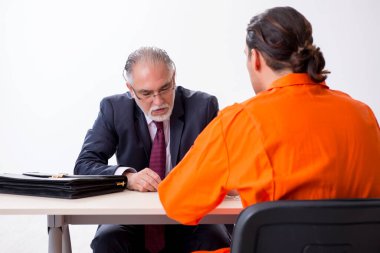 Duruşma öncesi gözaltı avukatıyla genç tutuklu toplantısı