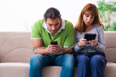 Gadget bağımlılığı konseptinde genç bir çift