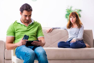 Gadget bağımlılığı konseptinde genç bir çift