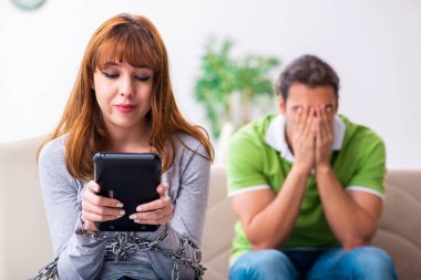 Gadget bağımlılığı konseptinde genç bir çift