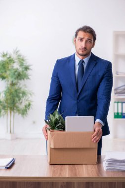 Genç adam işinden kovuluyor.