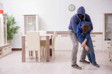 Genç bir çocukla çocuk kaçırma kavramı