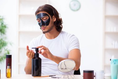 Genç erkek kozmetikçi blogu için video kaydediyor.