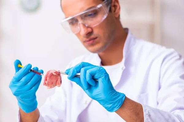 Jonge mannelijke voedingsdeskundige die voedingsproducten in het lab test — Stockfoto