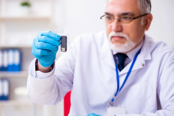 Vecchio criminologo esperto di sesso maschile che lavora in laboratorio per le prove — Foto Stock