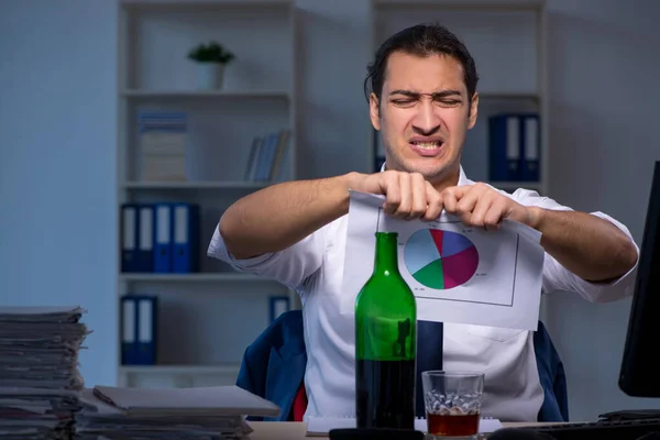 Алкоголь залежний бізнесмен працює пізно в офісі — стокове фото