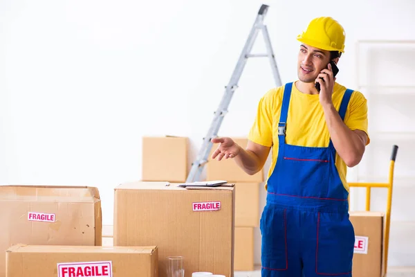 Jeune déménageur professionnel masculin faisant déménagement à la maison — Photo