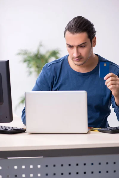 Joven hombre es especialista que trabaja en la oficina —  Fotos de Stock