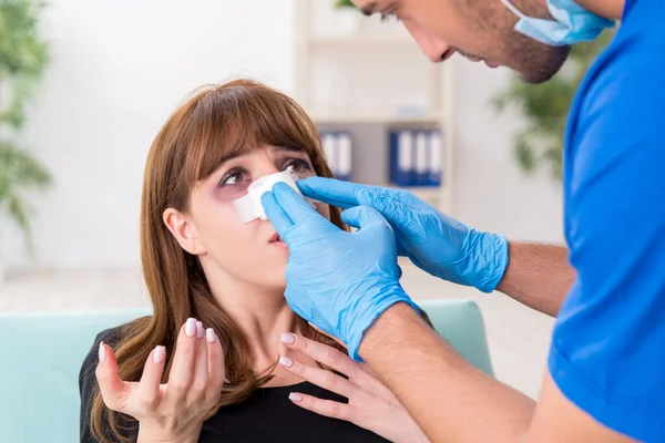 Giovane bella donna in visita medico in chirurgia plastica concetto — Foto Stock