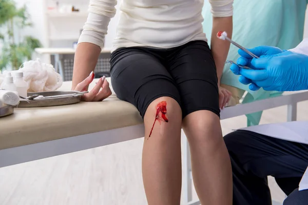 Perna mulher ferida visitando médico masculino — Fotografia de Stock