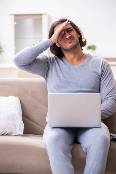 Freelancer jovem empregado do sexo masculino que trabalha em casa — Fotografia de Stock