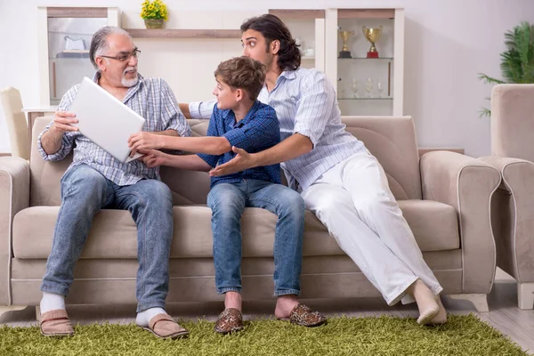 Pojke och hans far och hans morfar inomhus — Stockfoto