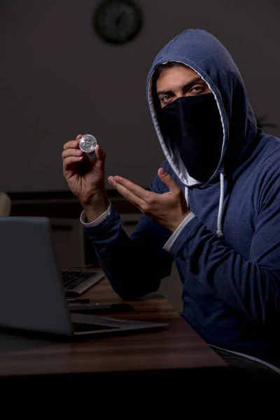 Чоловік хакер зламує брандмауер безпеки пізно в офісі — стокове фото