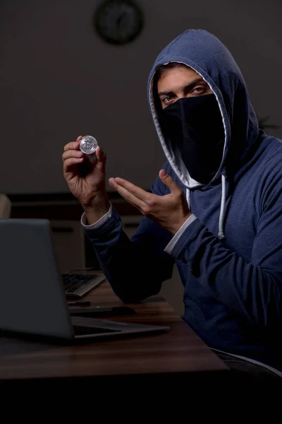 Hombre hacker piratería firewall de seguridad tarde en la oficina —  Fotos de Stock