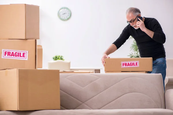 Velho homem profissional mover fazendo realocação em casa — Fotografia de Stock