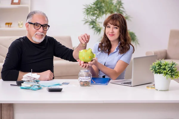 Financial advisor giving retirement advice to old man — Stock Photo, Image