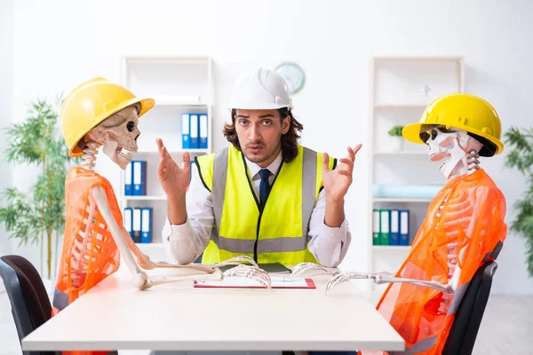 Engraçado reunião de negócios de construção com chefe e esqueletos — Fotografia de Stock