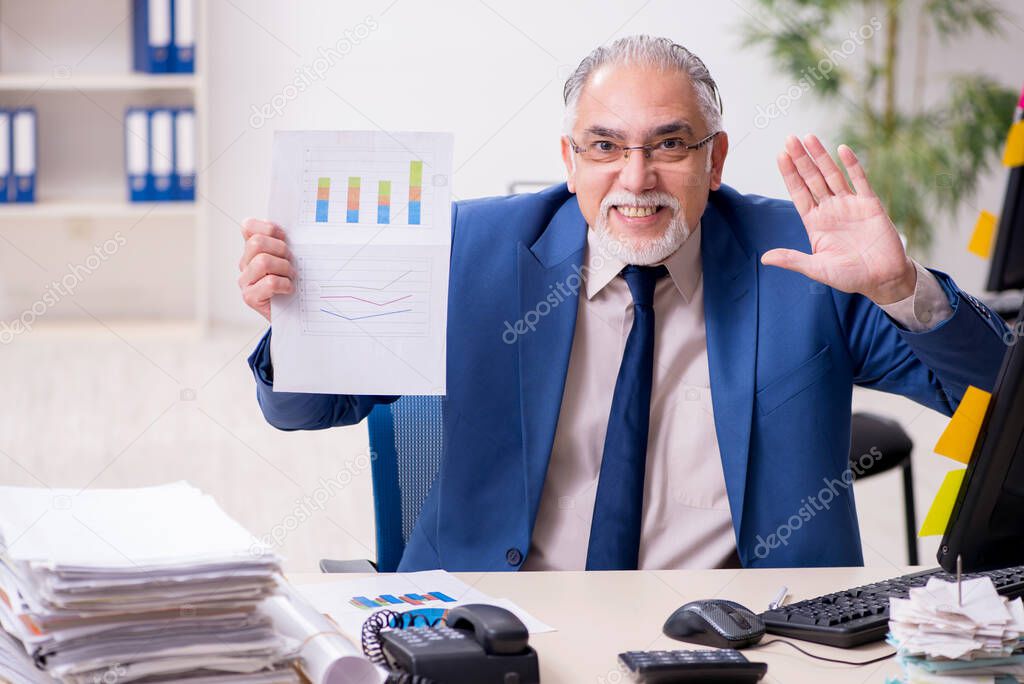 Old male sales analyst working in the office