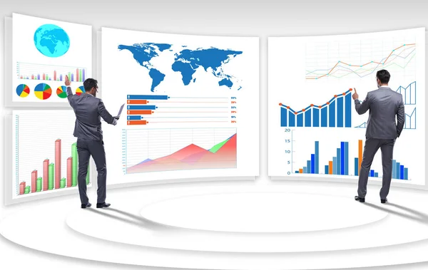 Imprenditore nella visualizzazione aziendale e nel concetto di infografica — Foto Stock