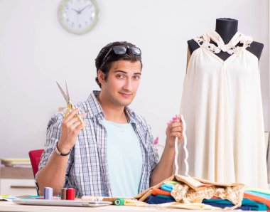 Atölyesinde çalışan yakışıklı bir terzi.