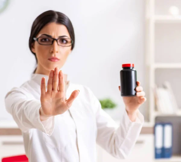 Femme médecin avec bouteille de médicaments — Photo