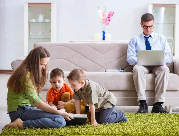 Padre está tratando de trabajar mientras los niños juegan — Foto de Stock