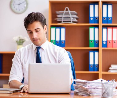 Ofiste çalışan genç bir çalışan.