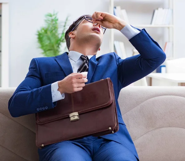 Empregado doente que fica em casa sofrendo de combustão — Fotografia de Stock