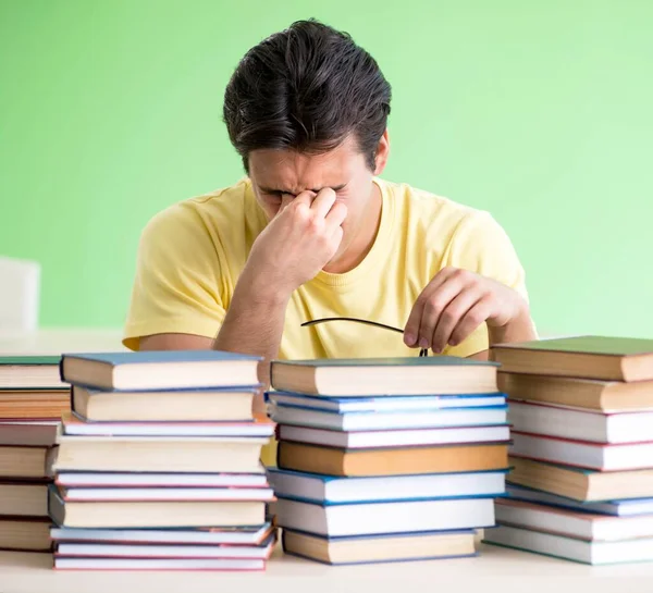 Étudiant avec trop de livres à lire avant l'examen — Photo