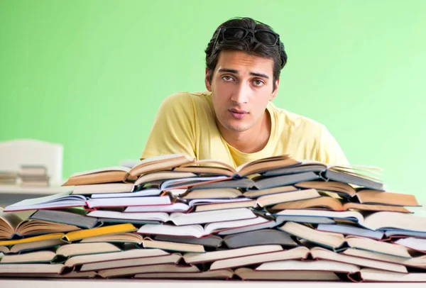 Estudante com muitos livros para ler antes do exame — Fotografia de Stock