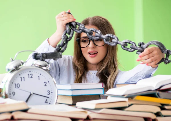 Jovem estudante se preparando para exames com muitos livros e cha — Fotografia de Stock