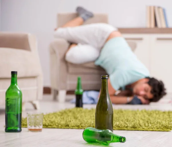 Jonge dronken knappe man na feestje thuis — Stockfoto