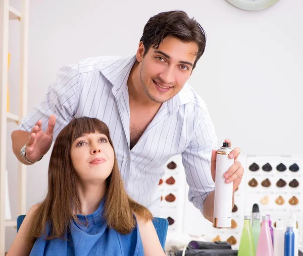 Молодая женщина навещает молодого красивого парикмахера — стоковое фото