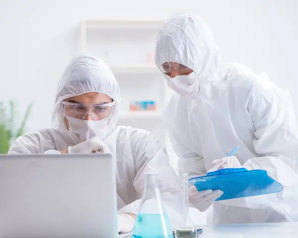 Dos científicos trabajando en el laboratorio químico —  Fotos de Stock