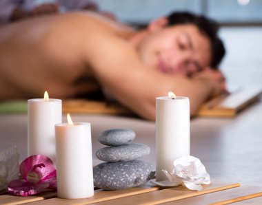 Kaplıca sırasında genç yakışıklı bir adam.