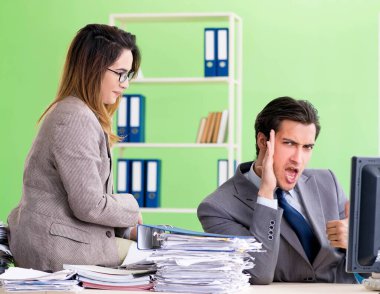 Ofiste çalışan iki meslektaşım.