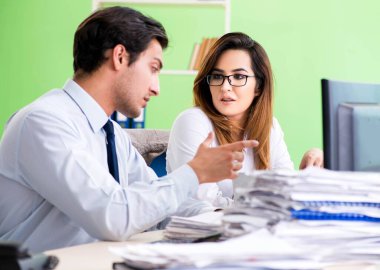 Ofiste çalışan iki meslektaşım.