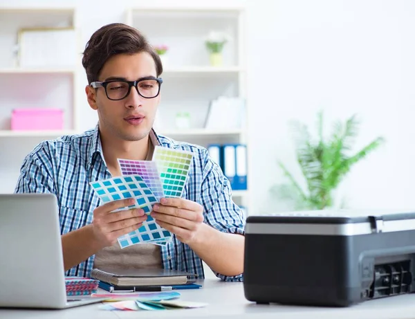 Joven diseñador eligiendo colores para un nuevo proyecto —  Fotos de Stock