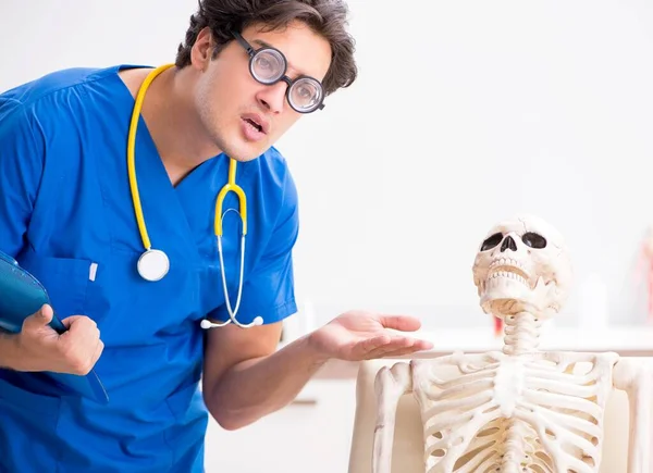 Zabawny lekarz ze szkieletem w szpitalu — Zdjęcie stockowe