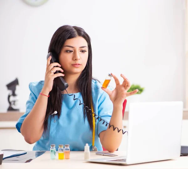 Jonge mooie vrouwelijke arts werkzaam in de kliniek — Stockfoto